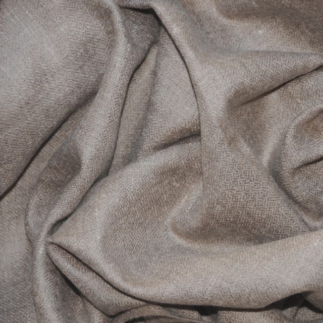 Ein echter Pashmina-Schal ist so dünn, dass er durch einen Ring geführt werden kann, was ihm den Namen Ringschal eingebracht hat. Dieser echte Pashmina-Schal wurde in Indien aus reiner echter Pashmina handgewebt. Es ist so dünn, dass es durch einen Ring geführt werden kann, was ihm den Namen Ring Shawl eingebracht hat.