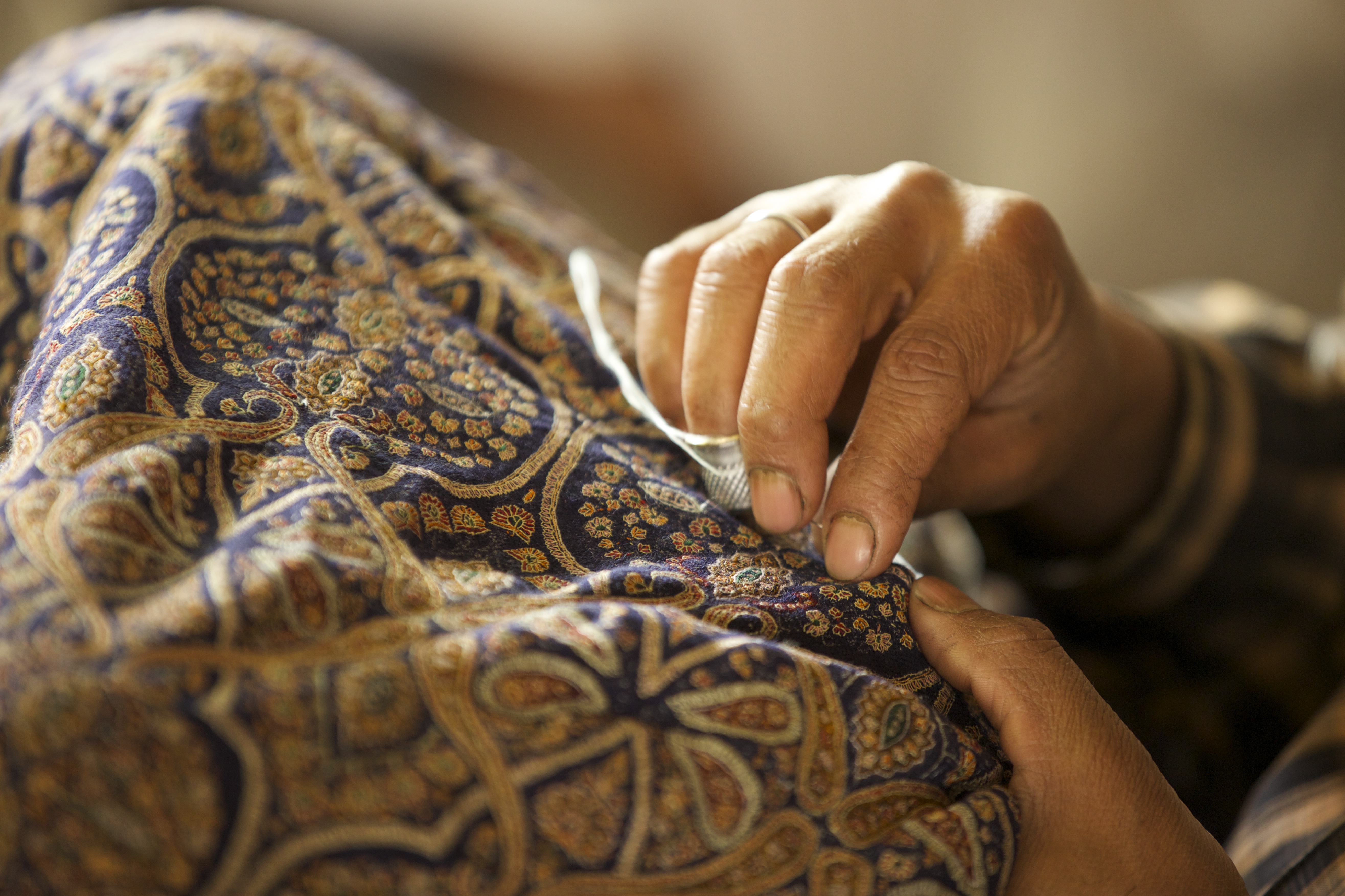 Broderie à la main sur un pashmina en cachemire