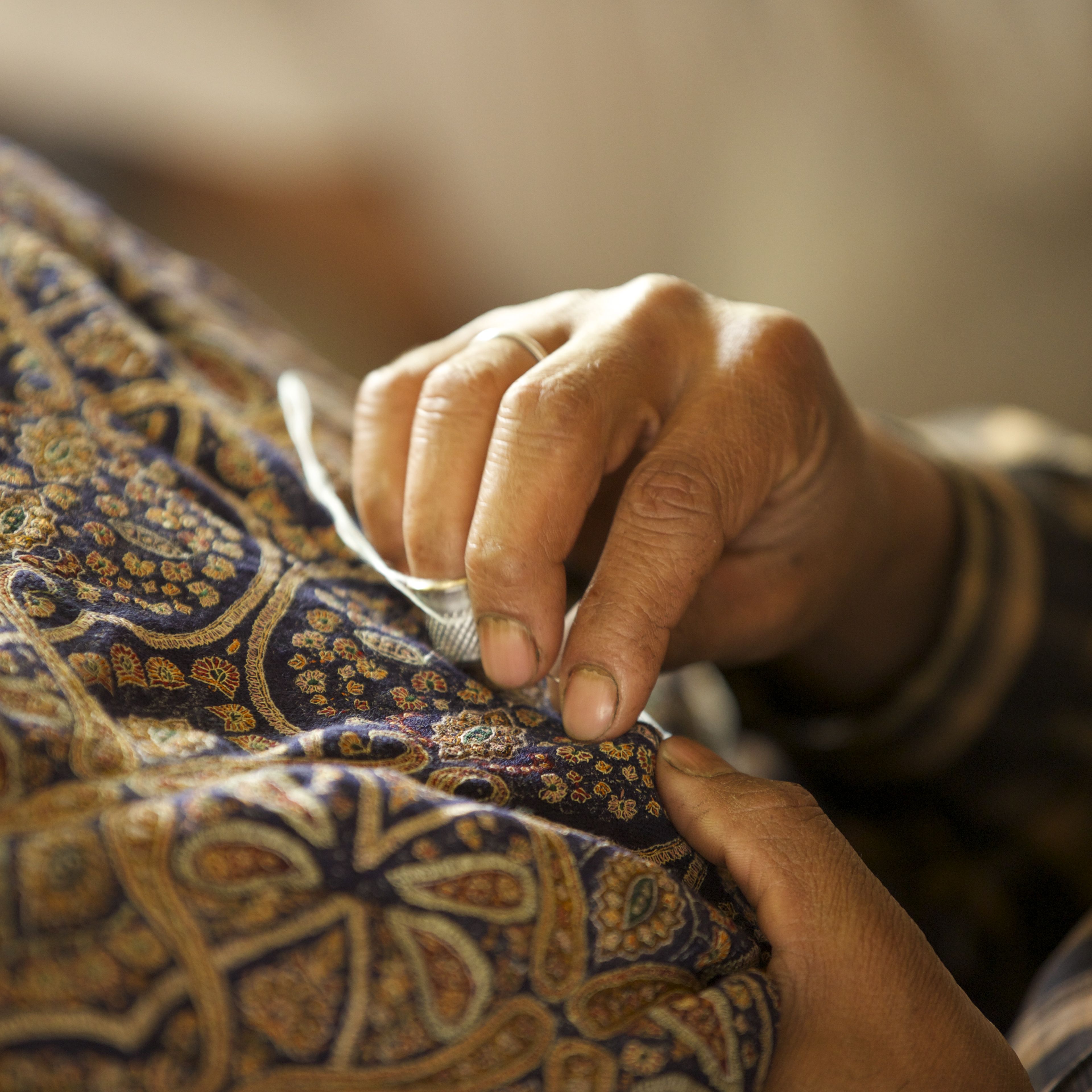 Die Pashmina kann von Hand gestickt werden, es ist eine sehr sorgfältige Kunst, die ausschließlich von Männern ausgeführt wird