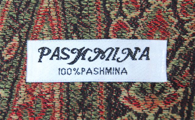 Etiqueta 100% pashmina que enmascara un material sintético