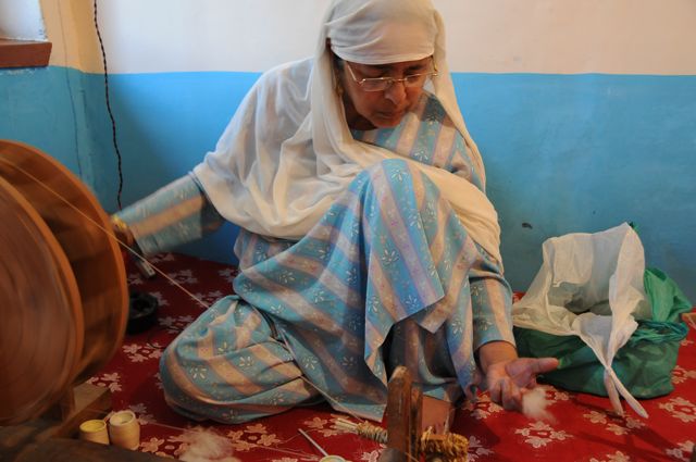 La filatura della pashmina è un lavoro delicato svolto dalle donne