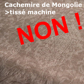 un tissage jacquard en arabesque signe une imitation de pashmina tissée à la machine