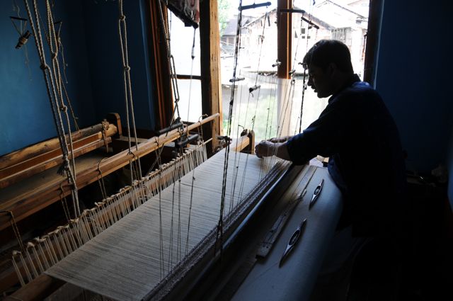 Pashmina met de hand geweven op een houten weefgetouw